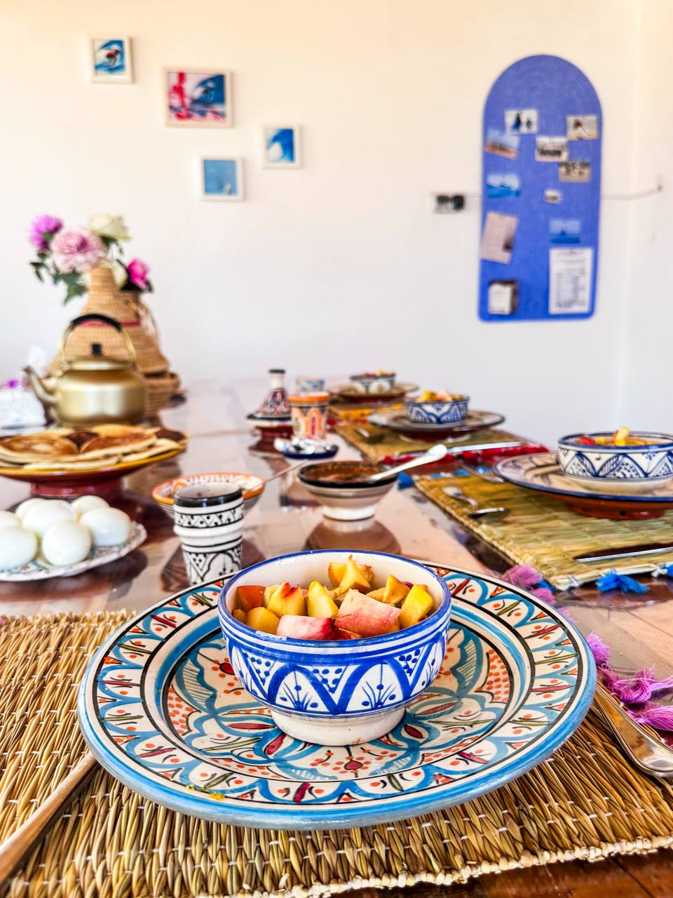 Petit-déjeuner marocain traditionnel sur le toit-terrasse du surf camp