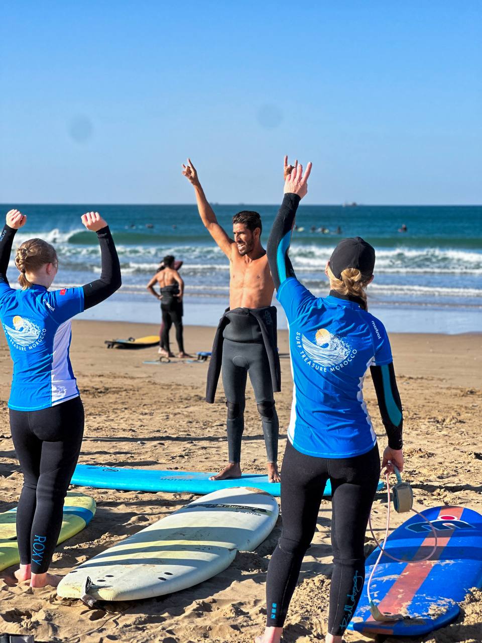 Cours de surf sur une plage près d’Aourir et Taghazout