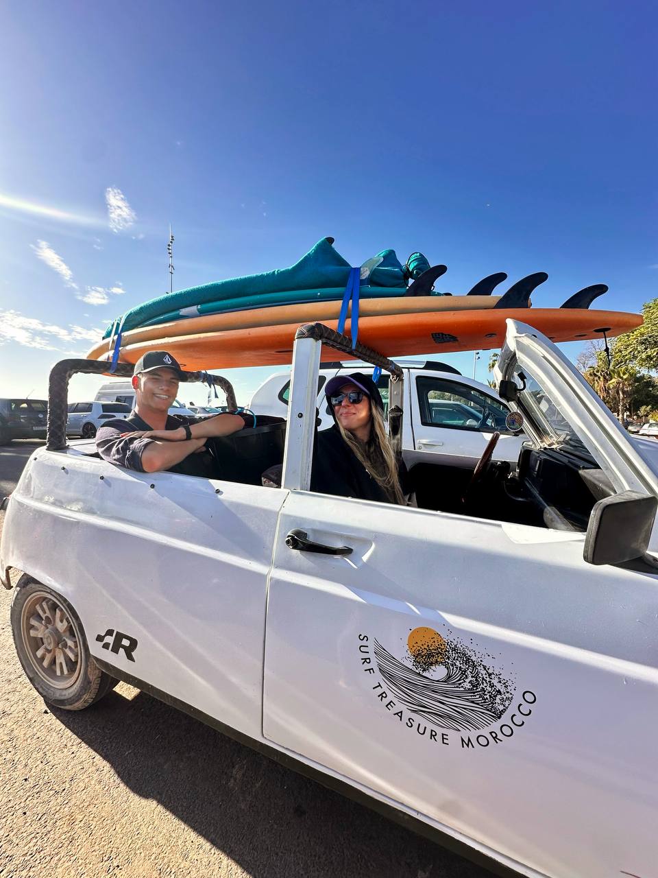 Navette du surf camp chargée de planches à Aourir