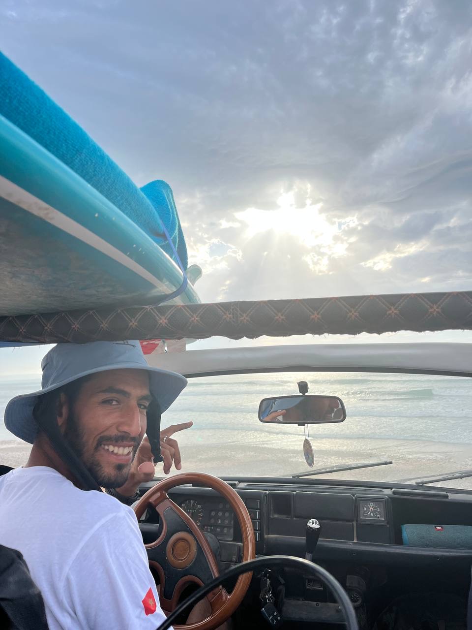 Surfeurs se détendant sur le toit-terrasse de notre surf camp à Aourir